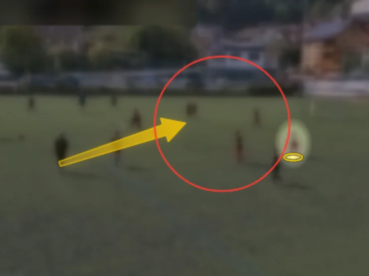 Angehaltenes Spielbild mit gelbem Pfeil als Laufweg und rotem Kreis um einen Raum
